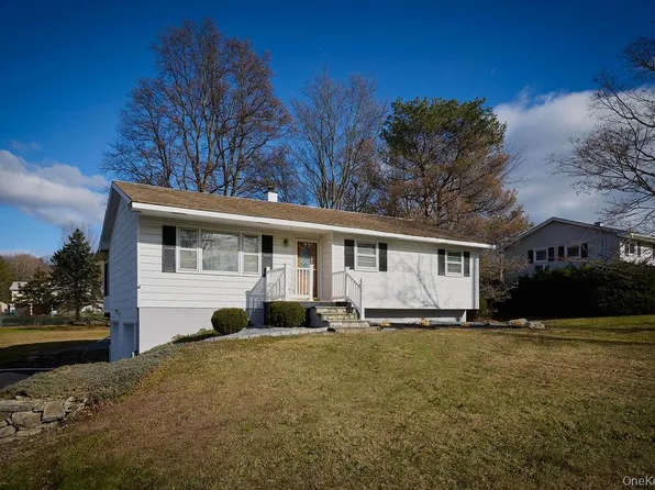 17 Andover Lane, Poughkeepsie, NY 12601