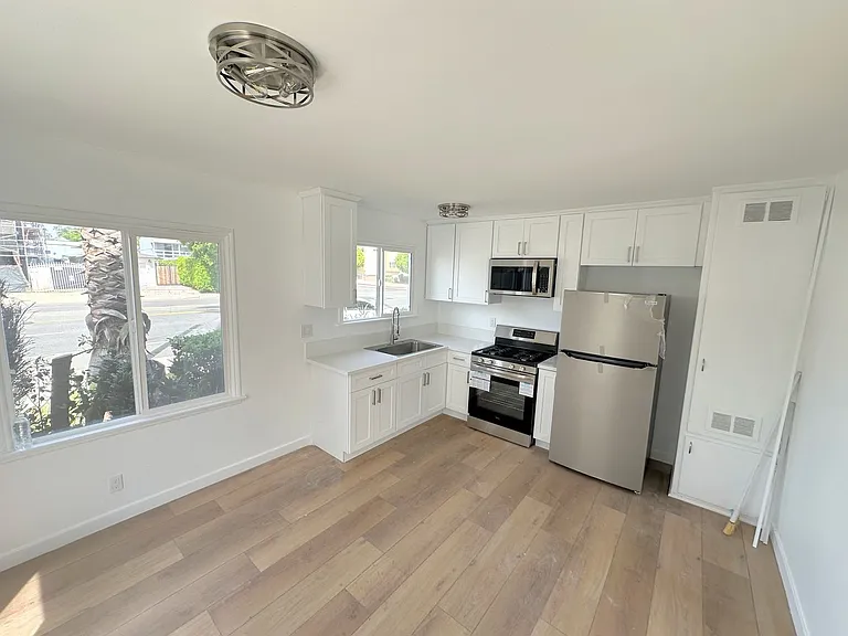 14410 Magnolia Blvd #1 — Photo 3