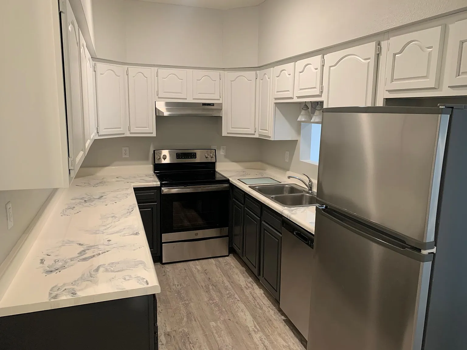5 bed, 1600 sqft, $3,915 — Photo 2