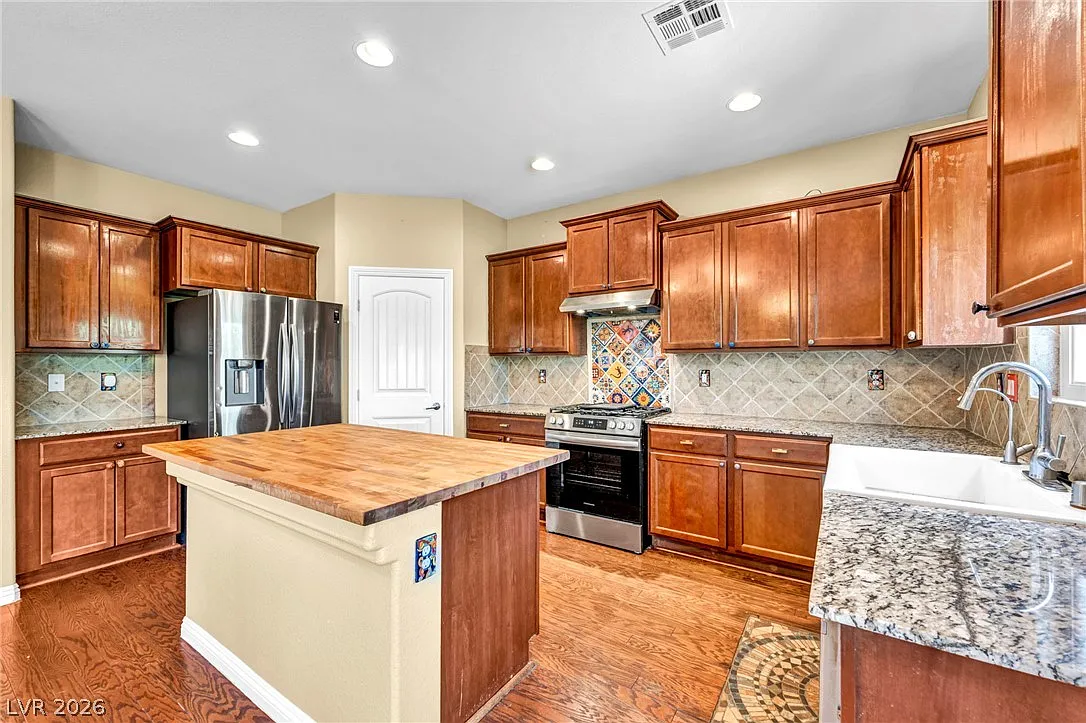 4 bed, 2.5 bath, 2341 sqft, $2,200 — Photo 3