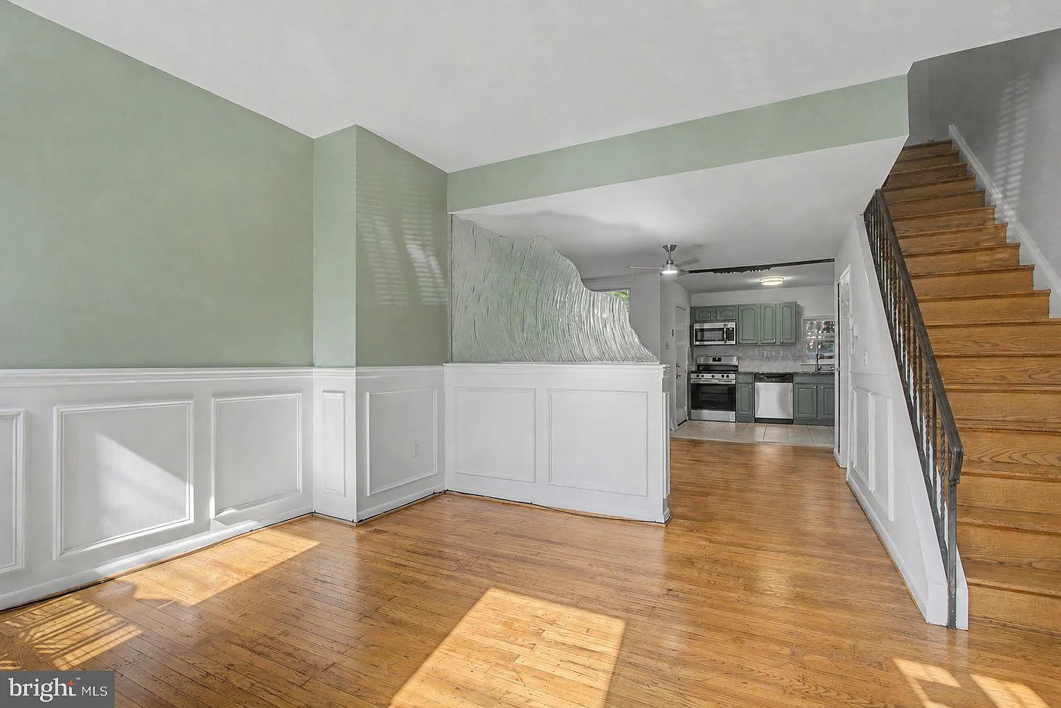 5 bed, 2.0 bath, 1800 sqft, $2,995 — Photo 2