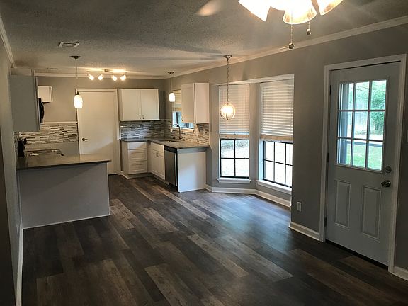 Open Kitchen to Den & Lvroom