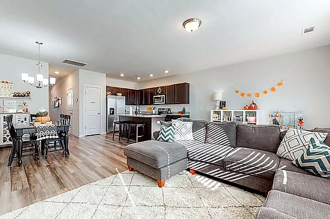 3 bed, 2.5 bath, 1734 sqft, $2,000 — Photo 2