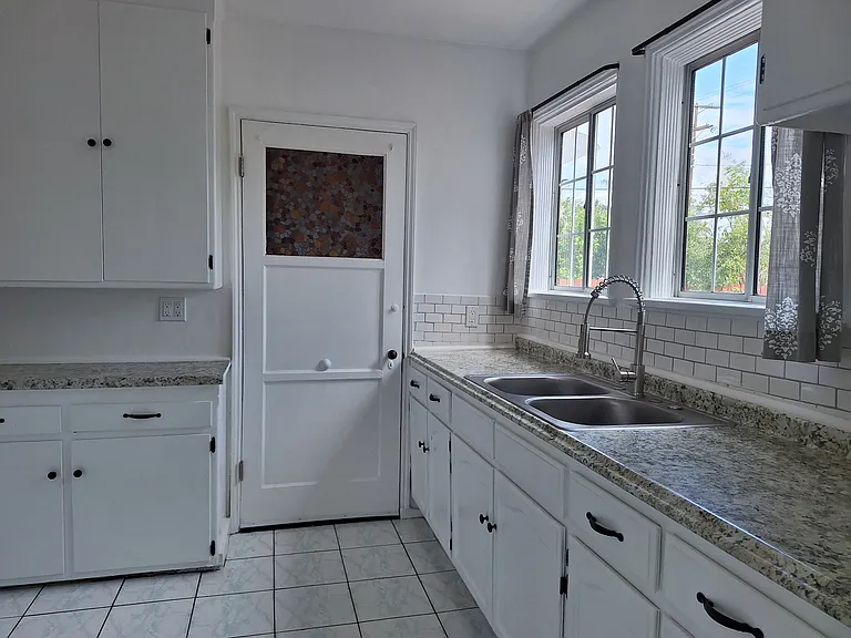 11256 Victory Blvd — Photo 8