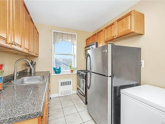 5th image of 679 Warburton Ave APT 6R