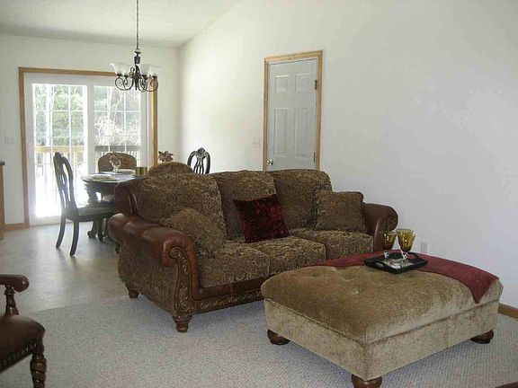 4th image of 14 Cloverleaf Dr