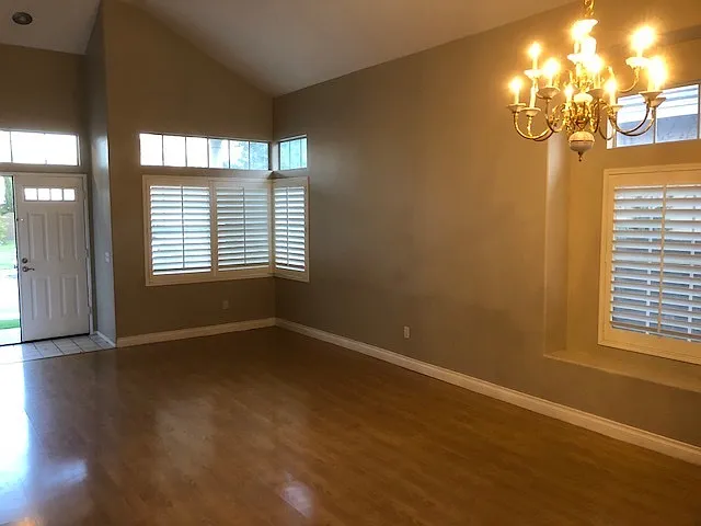 Spacious, Comfortable & Ready to Welcome You Home! — Photo 4