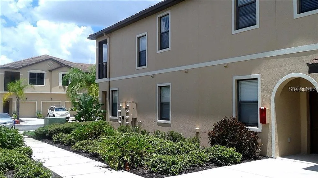 3 bed, 2.0 bath, 1210 sqft, $2,100 — Photo 2