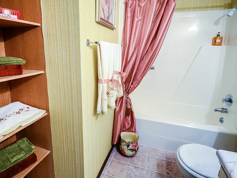 Rowanoake Apartments — Photo 9