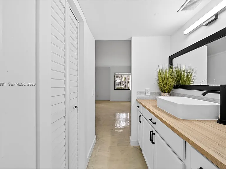 265 SE 10th St #1C — Photo 17