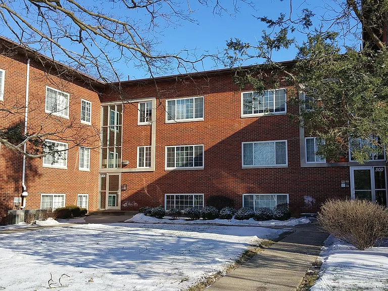 502 Grandview Ct — Photo 2