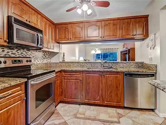 Fully equipped kitchen (pantries, glasses, kitchen accessories, ...) with stainless steel appliances