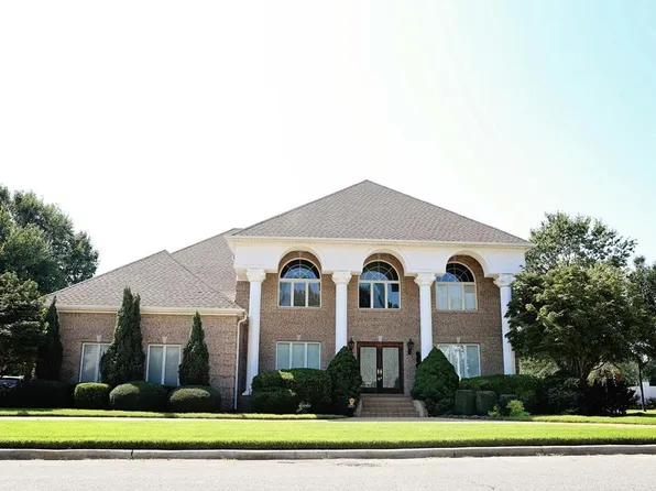 211 Brooke Dr, Muscle Shoals, AL 35661