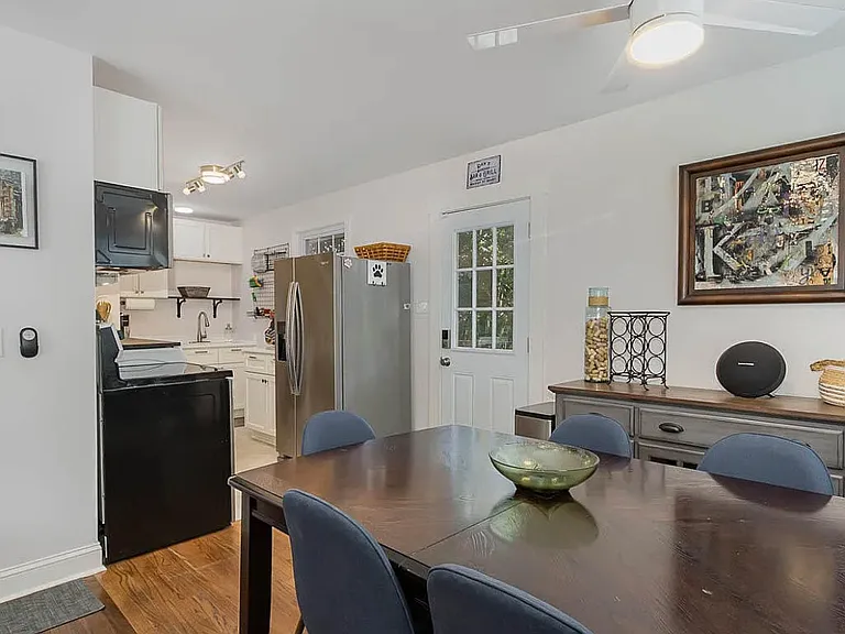 1147 Delano St — Photo 5