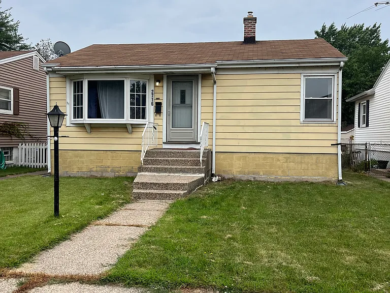 2716 White Oak Ave — Photo 1