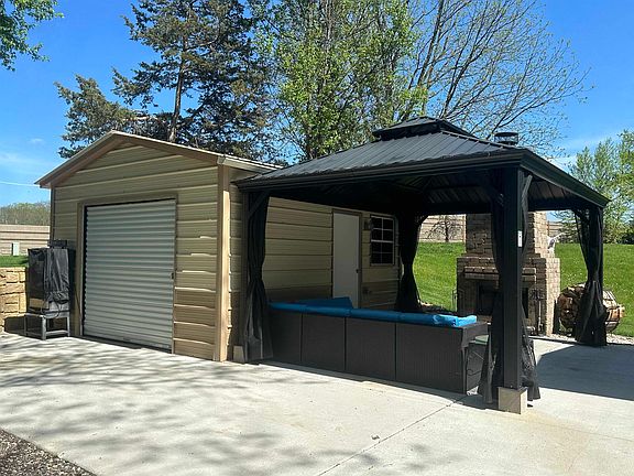 3rd image of 121 E Meadow Cir