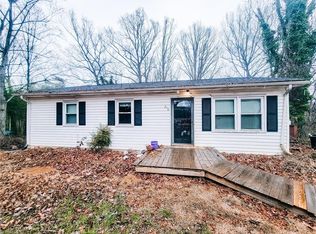 210 Woodcreek Dr, Mount Airy, NC 27030