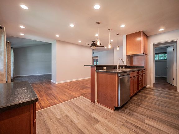 3rd image of 30555 Manhasset Dr