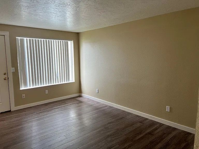 410 SW Fall St — Photo 18