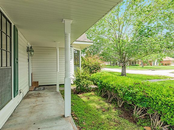 4th image of 107 Mistletoe St