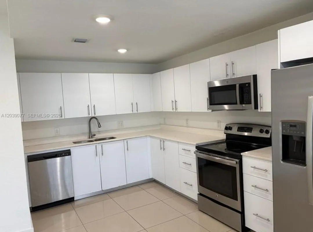 4 bed, 3.5 bath, 1398 sqft, $2,700 — Photo 2