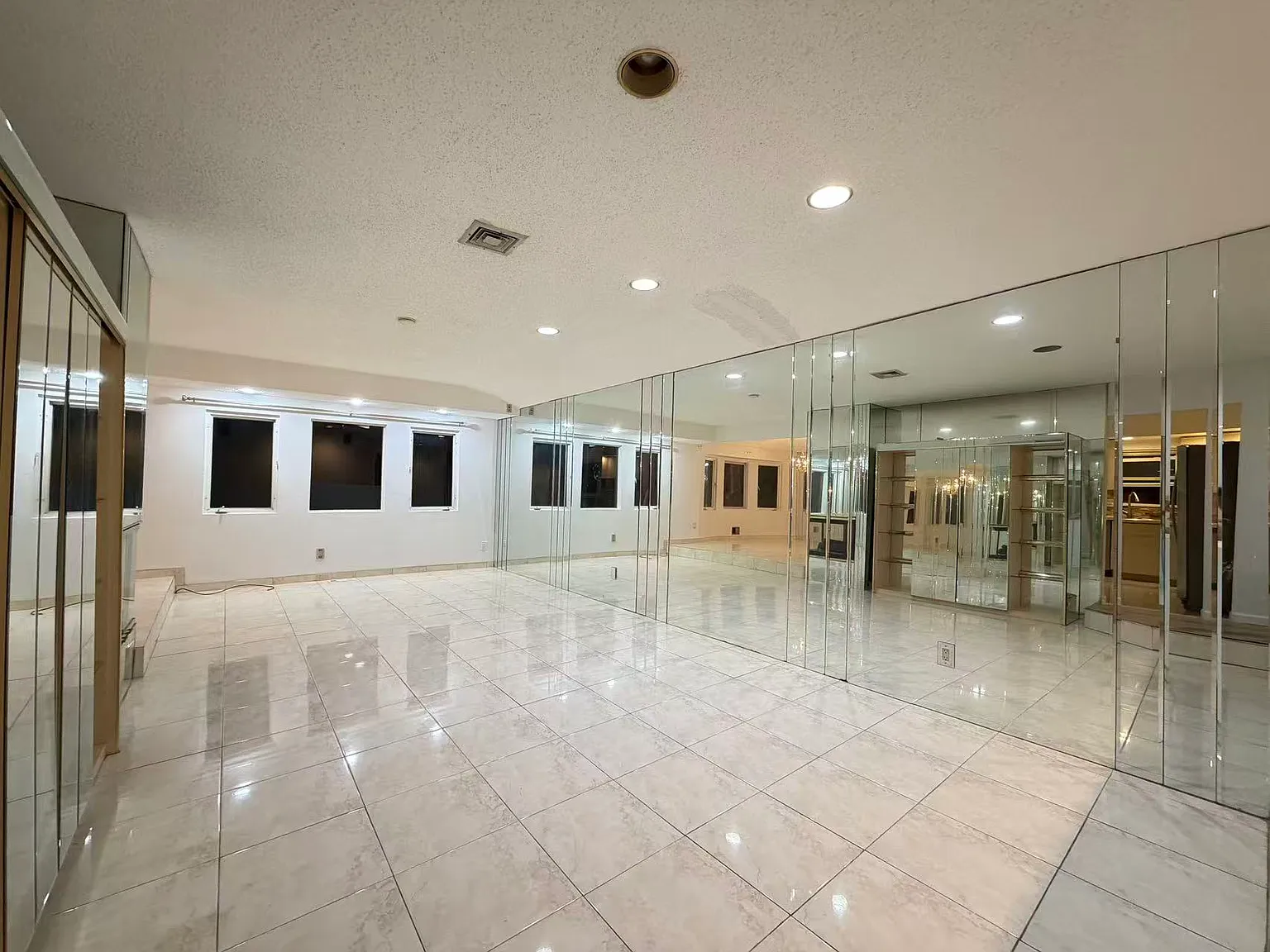 3 bed, 1400 sqft, $3,300 — Photo 4