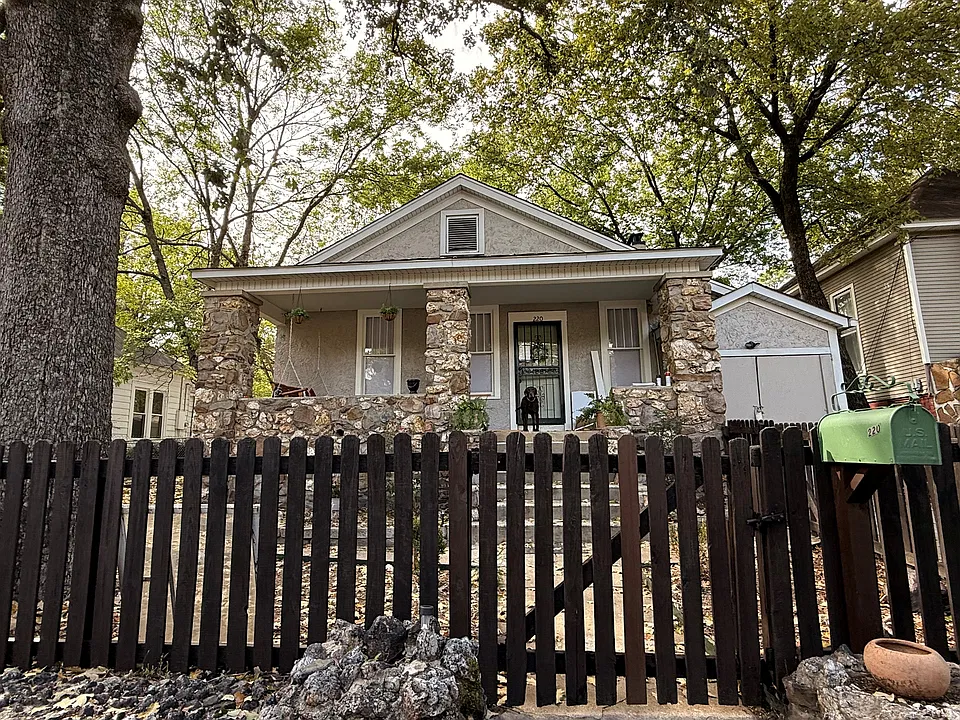 220 Rose St