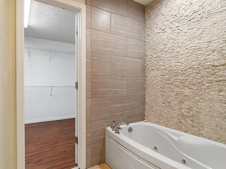 4626 Lincoln Pointe Dr — Photo 32