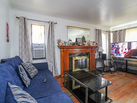 4th image of 15611 Spring Garden St