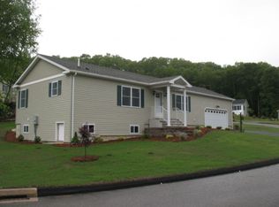 22 Looking Glass Cir, Uncasville, CT 06382