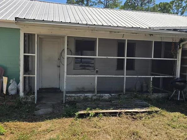 10 W Pine St #3, Lanark Village, FL 32323