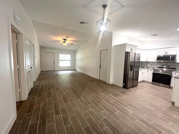 4th image of 402 SE 6th Ave