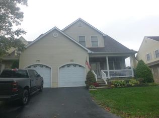 8 White Dr, Honey Brook, PA 19344