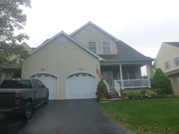 8 White Dr, Honey Brook, PA 19344