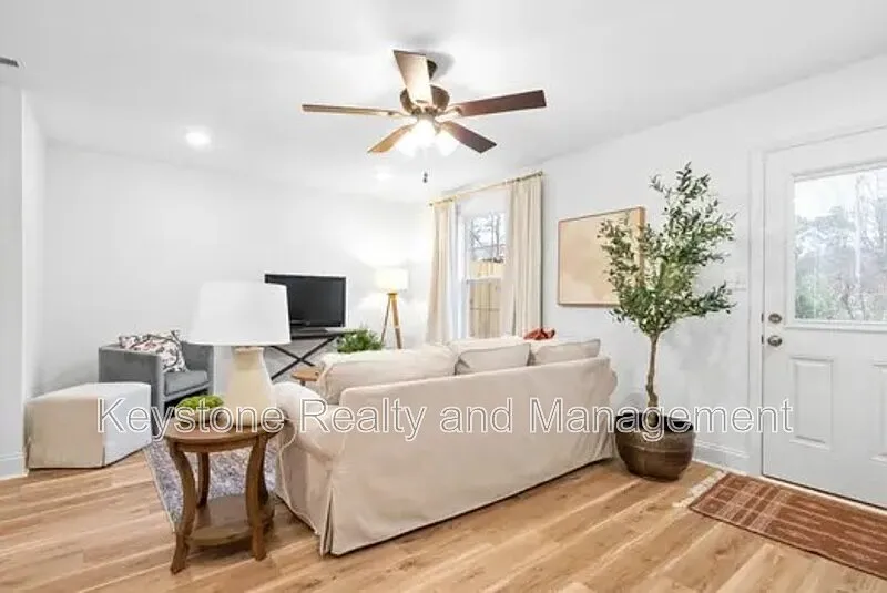 3 bed, 2.5 bath, 1350 sqft, $1,395 — Photo 3