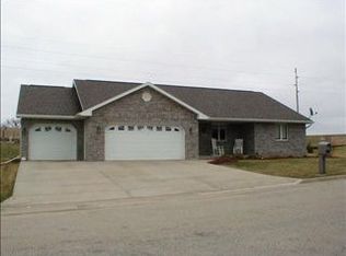 662 Walnut Ridge St, Peosta, IA 52068