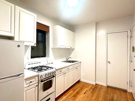 3rd image of 311 E 76th St APT 6