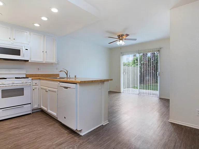 Los Timbres Street Duplex — Photo 5