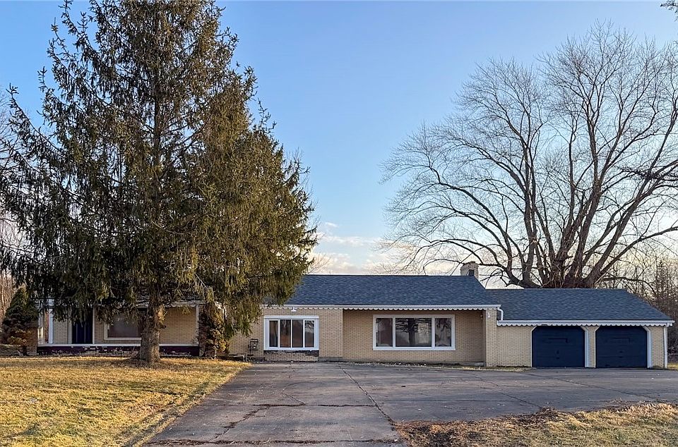 1st image of 4055 Center Rd