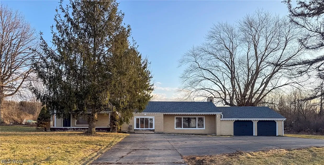 4055 Center Rd photo 1