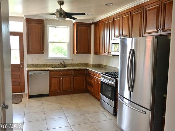 4th image of 124 E 7th St