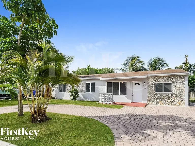 6820 SW 16th Ct — Photo 2