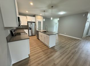 818 Riley Dr, Silverton, OR 97381