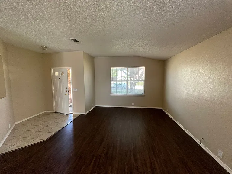1611 Columbia Dr — Photo 7