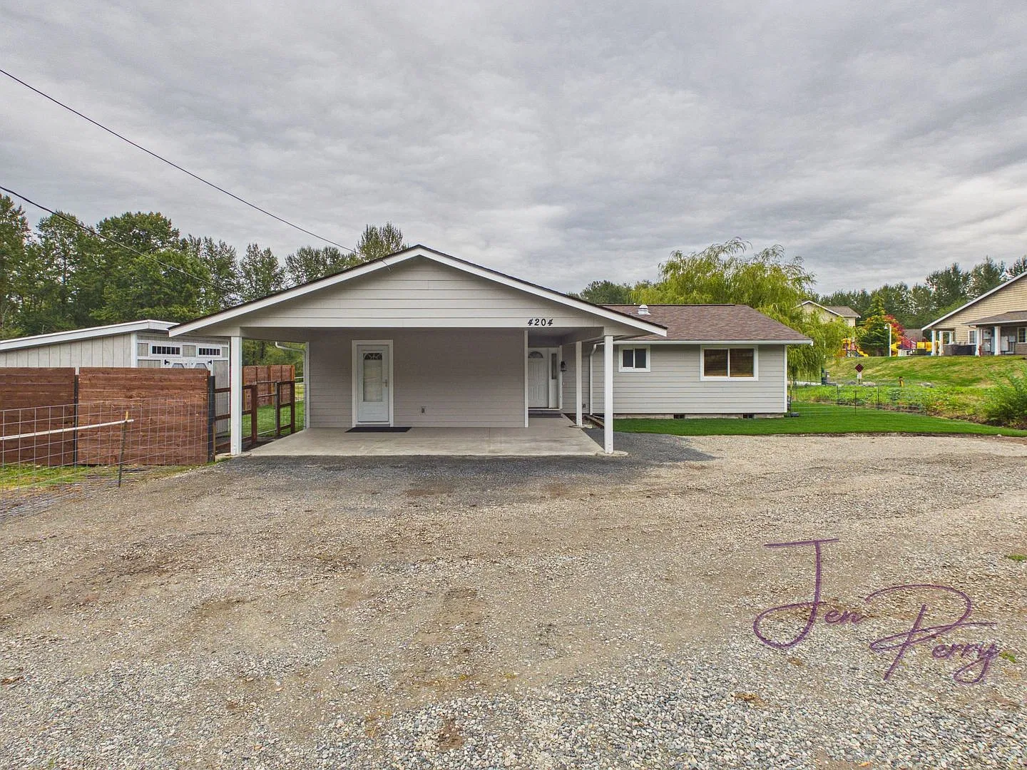 3 Bedroom Home with Fenced Yard For Rent — Photo 2