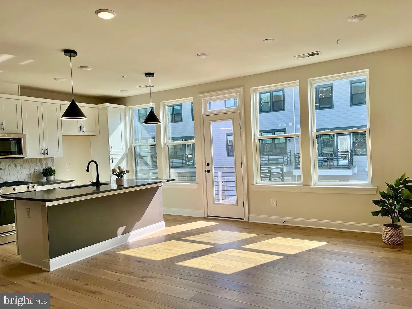 3 bed, 1654 sqft, $3,950 — Photo 4