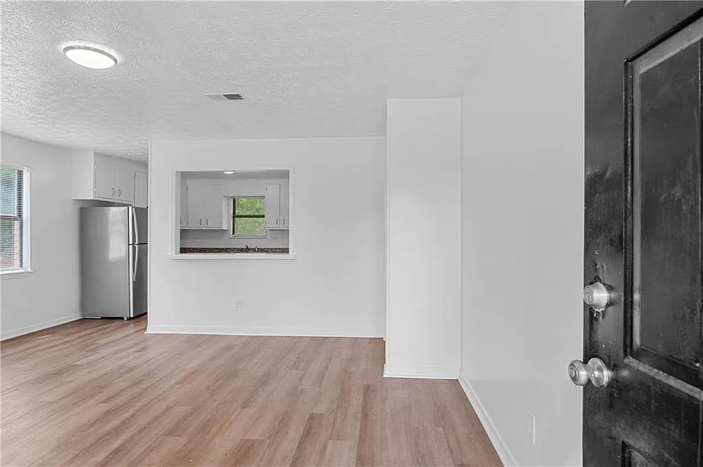 2 bed, 1.0 bath, 1000 sqft, $1,400 — Photo 2