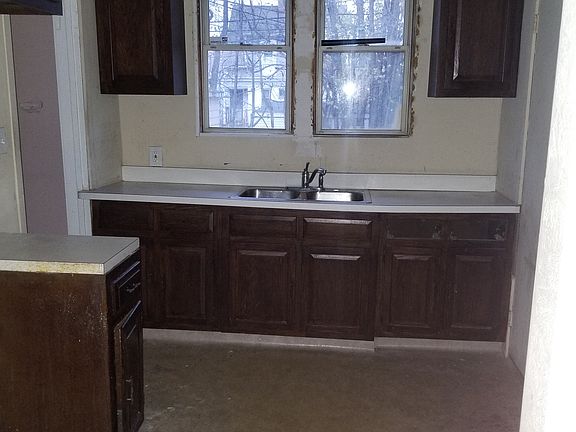 3rd image of 3194 E 137th St