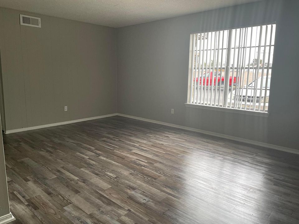 2nd image of 2522 N Rockwell Ave APT 131
