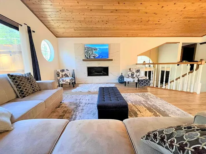 4 bed, 2.5 bath, 2062 sqft, $4,150 — Photo 2